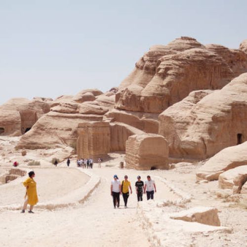 Despite the scorching temperatures, often exceeding 40ºC, especially after 13:00, Petra remains one of the most visited places in the world. This ancient city, once ruled by the Nabatean Kingdom, offers a living glimpse into history, revealing to us, even after 2,000 years, how its people lived, constructed their cities, and organized themselves socially and politically.